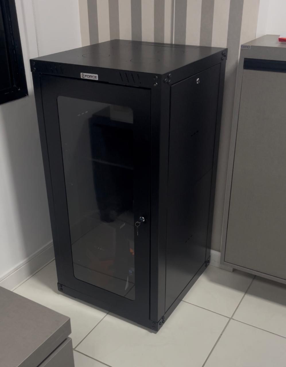 Rack de rede estruturada organizado pela Perondi Tech